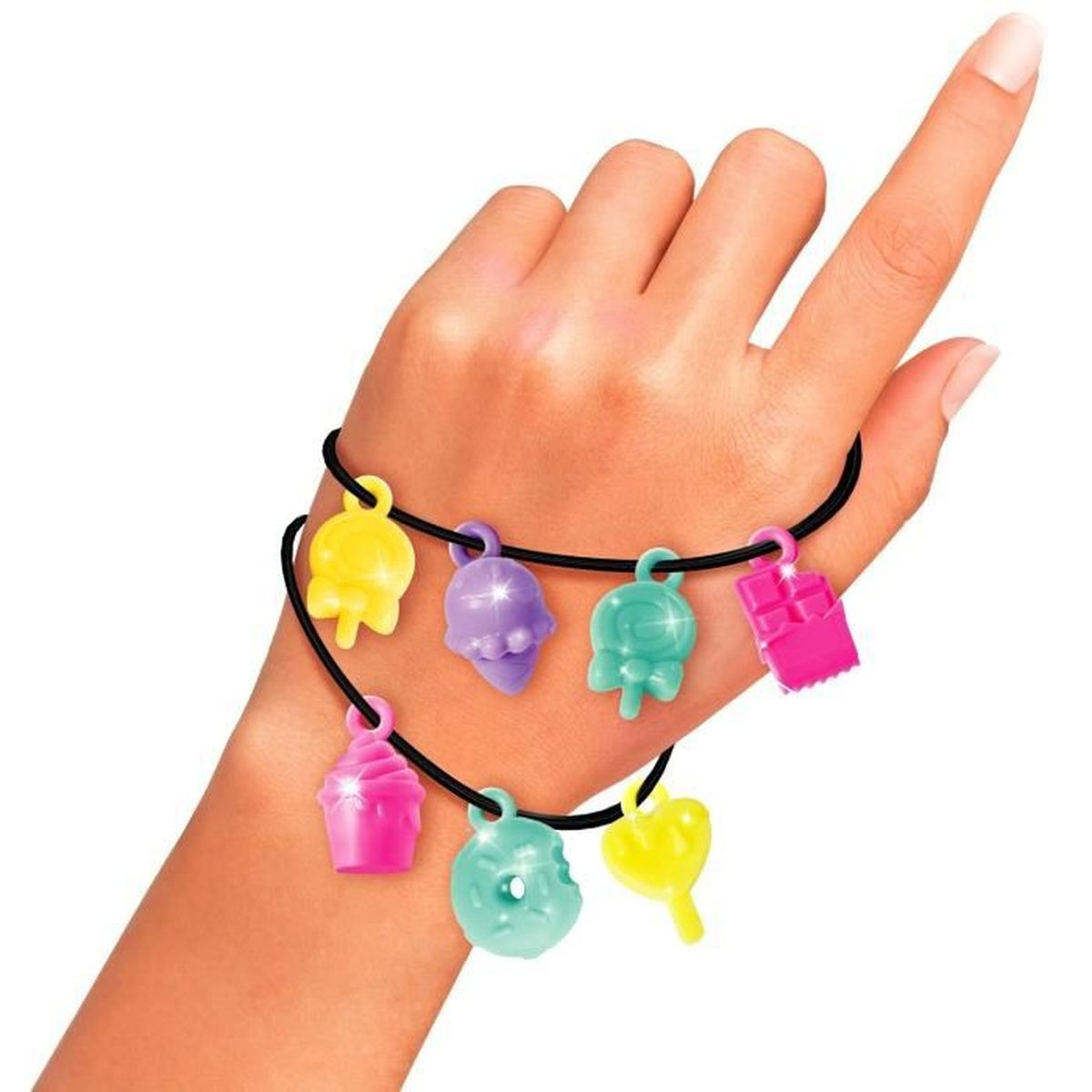 Nadgarstek prezentuje bransoletkę z kolorowymi zawieszkami w kształcie słodyczy.