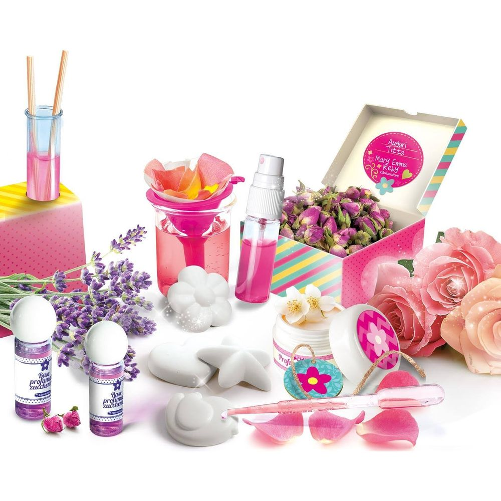 Duftset mit Rosen, Lavendel, Sprühflaschen, Seifen und Rezeptur-Utensilien.