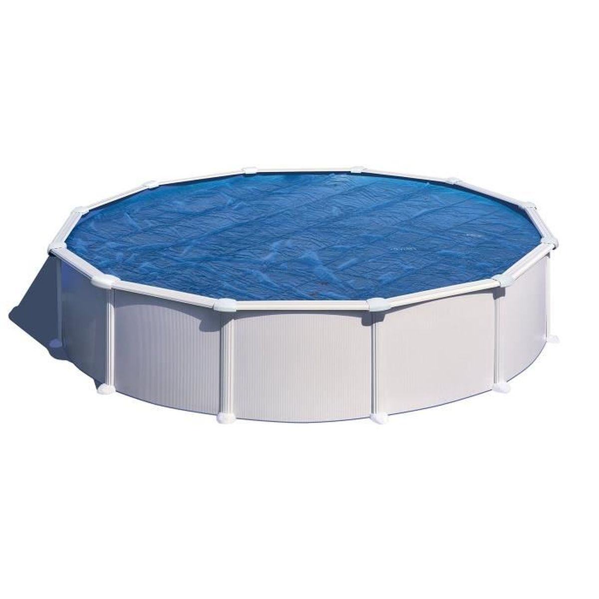 Ein achteckiger Pool mit weißem Rahmen und blauer Abdeckung steht auf weißem Grund.