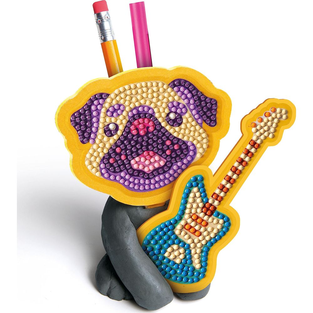 Uchwyt na ołówki w kształcie mopsa ozdobiony koralikami, z gitarą.