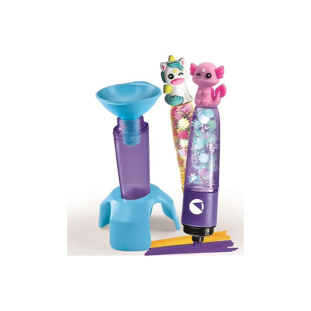 Fioletowy lejek z niebieską podstawką i dwoma brokatowymi pisakami z figurkami.