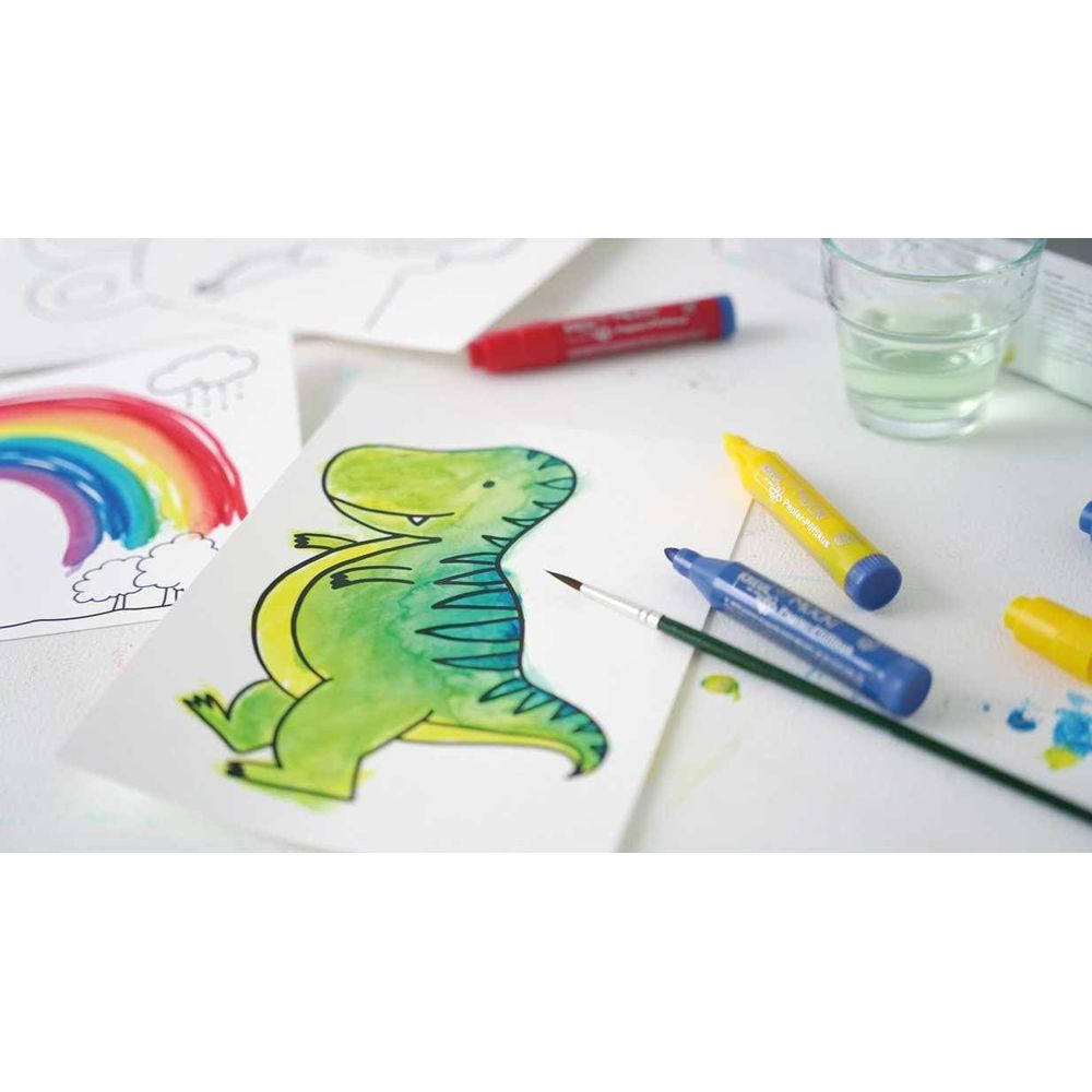 Ein grüner Dinosaurier wird auf Papier gemalt, daneben liegen Stifte und Wasser.