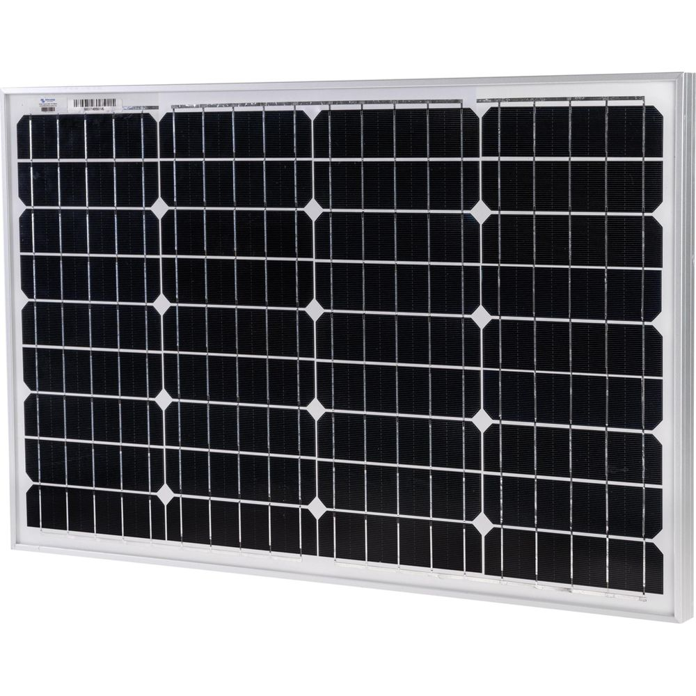 Un pannello solare nero con cornice argentata, su sfondo bianco.