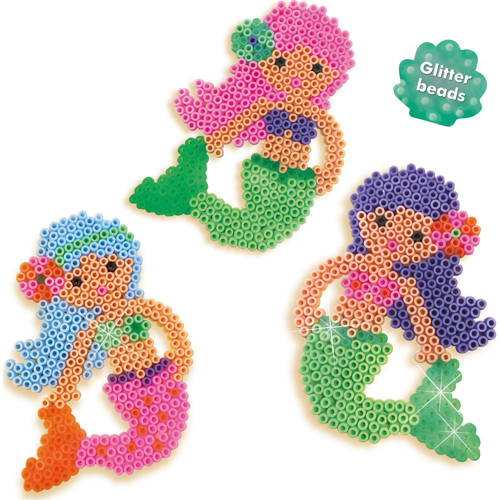 Tres sirenas de cuentas: una con pelo rosa, una con azul y una con morado.