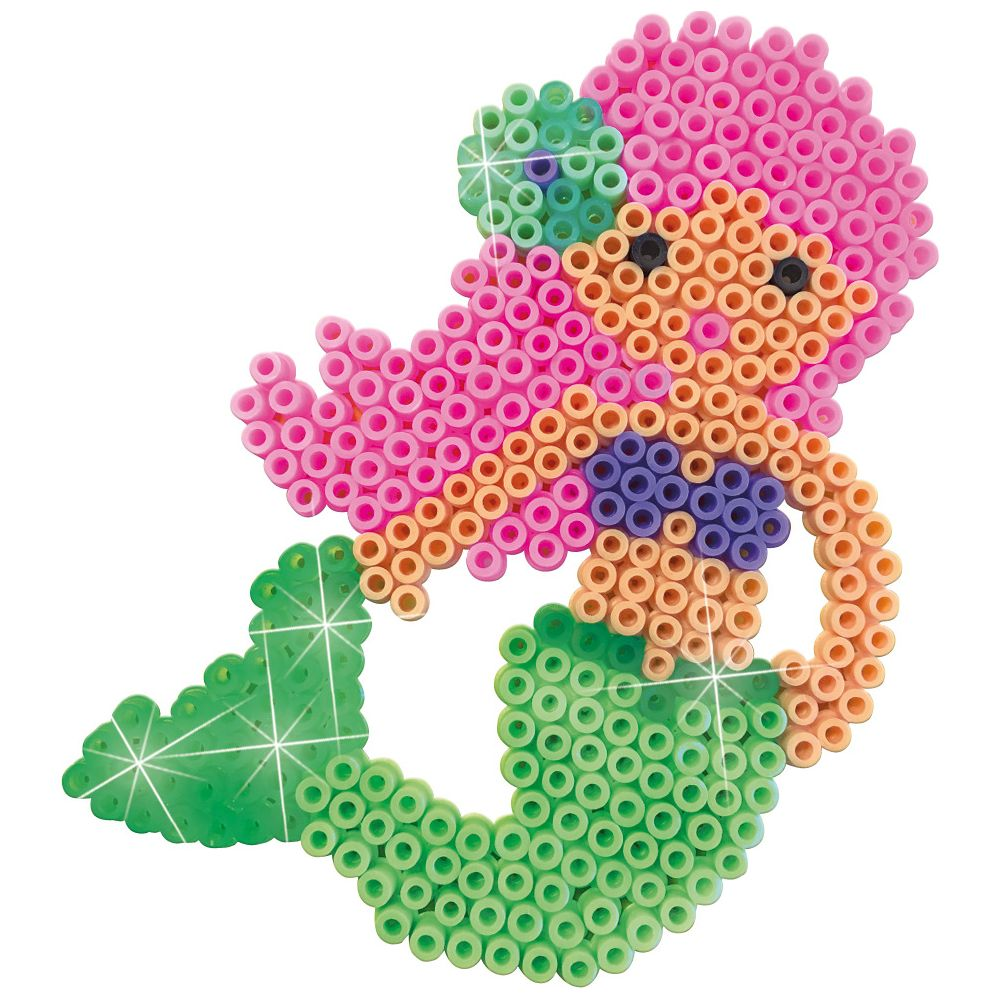 Sirena de cuentas con pelo rosa, cuerpo naranja y cola verde. Detalles brillantes.