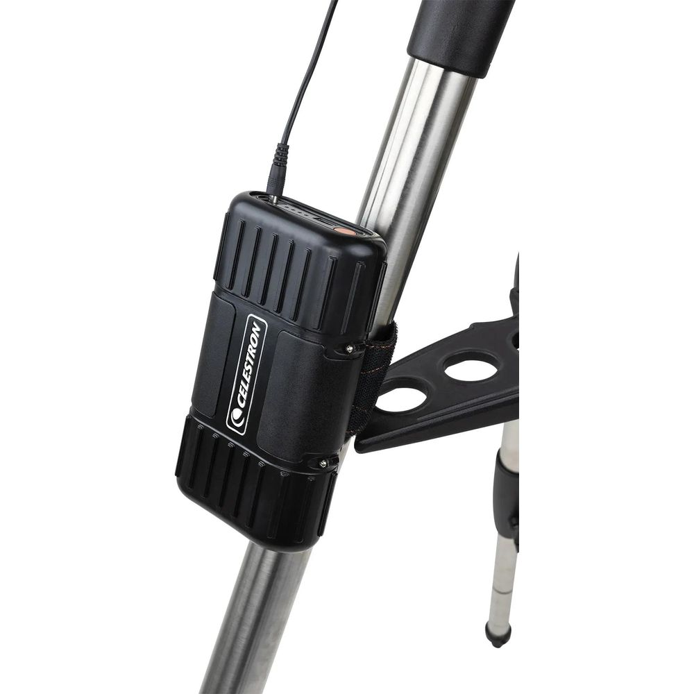 Pacco batteria nero Celestron con cavo attaccato a un treppiede.