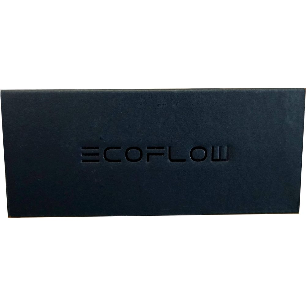 Ciemnoniebieskie pudełko z wytłoczonym logo ECOFLOW.