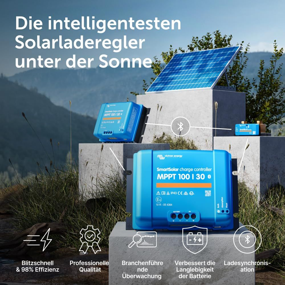 Regolatori di carica solare blu Victron Energy e pannello solare all'aperto.