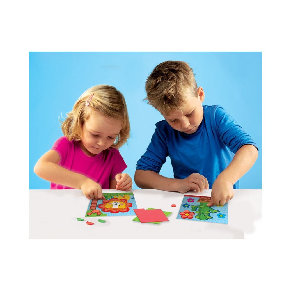 Due bambini compongono colorati puzzle di animali.