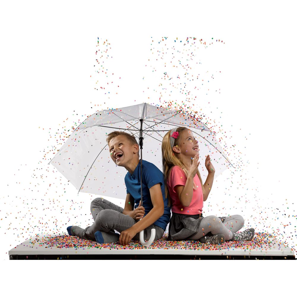 Zwei Kinder sitzen unter einem transparenten Regenschirm, während bunter Konfetti auf sie herabregnet.
