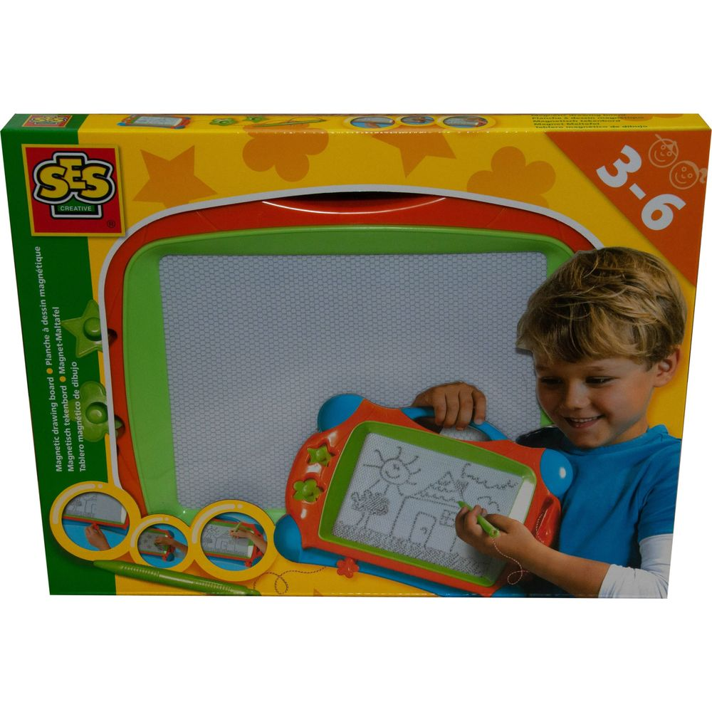 Chłopiec rysuje pisakiem na tablicy magnetycznej.