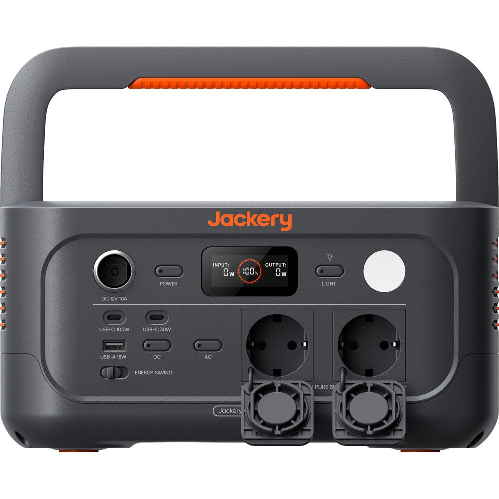 Ein grauer Jackery Stromgenerator mit orangefarbenem Griff und Display.
