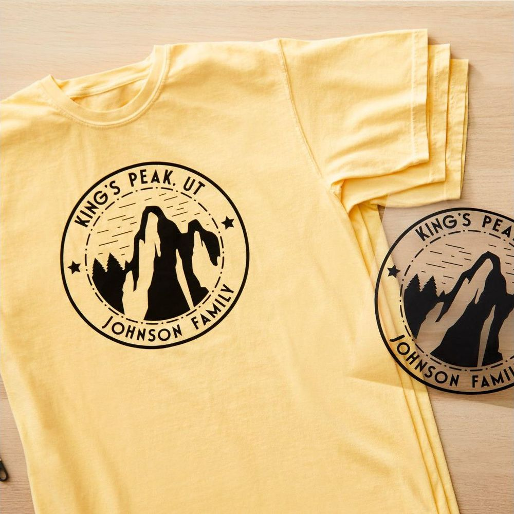 Gelbes T-Shirt mit schwarzem Kreis-Logo: Berg, Bäume, Text 'King's Peak, UT Johnson Family'.