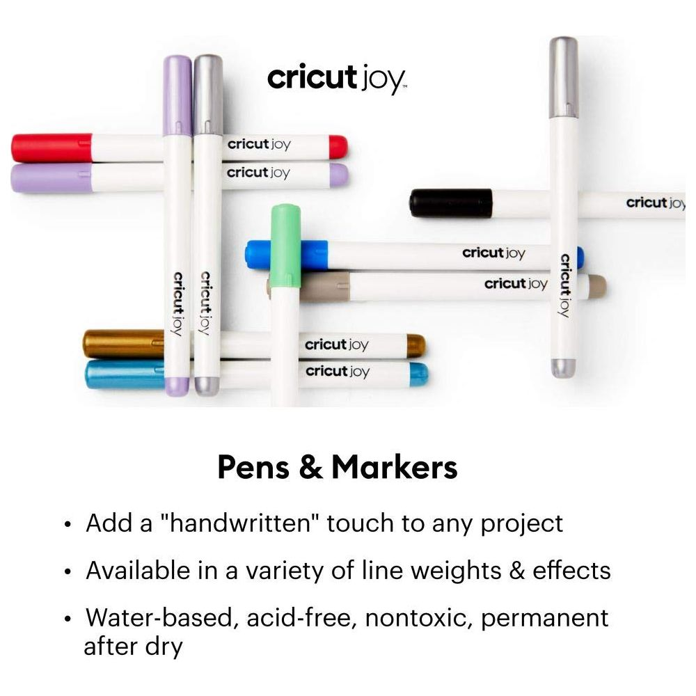 Viele bunte Cricut Joy Stifte und Marker liegen auf einem weißen Hintergrund.