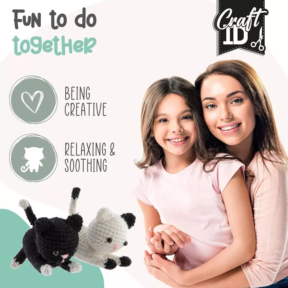 Mutter und Tochter lächeln, zwei gehäkelte Katzen daneben. Text: Spaß, Kreativität, Entspannung.