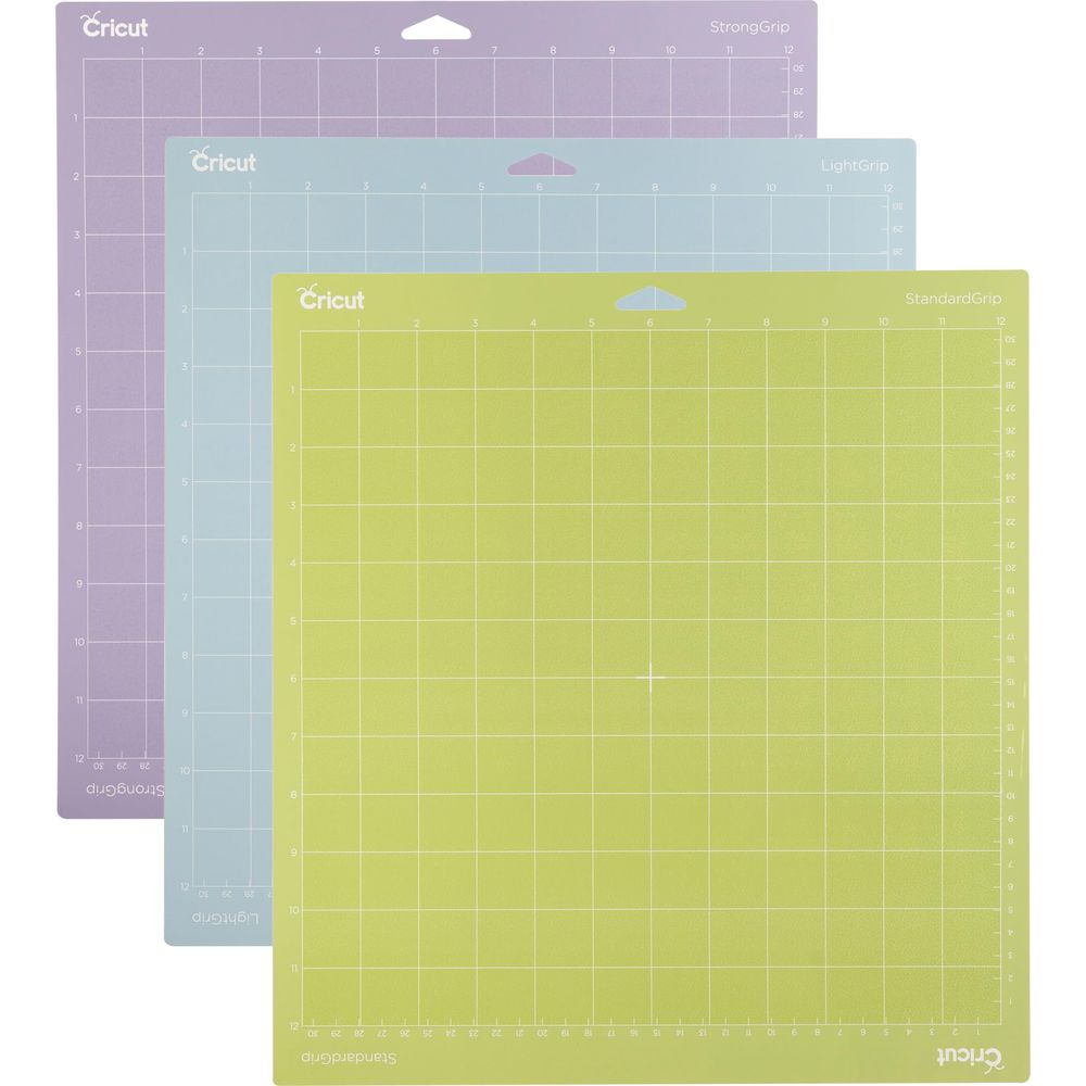 Drei Cricut-Schneidematten: Lila (StrongGrip), Hellblau (LightGrip), Hellgrün (StandardGrip).