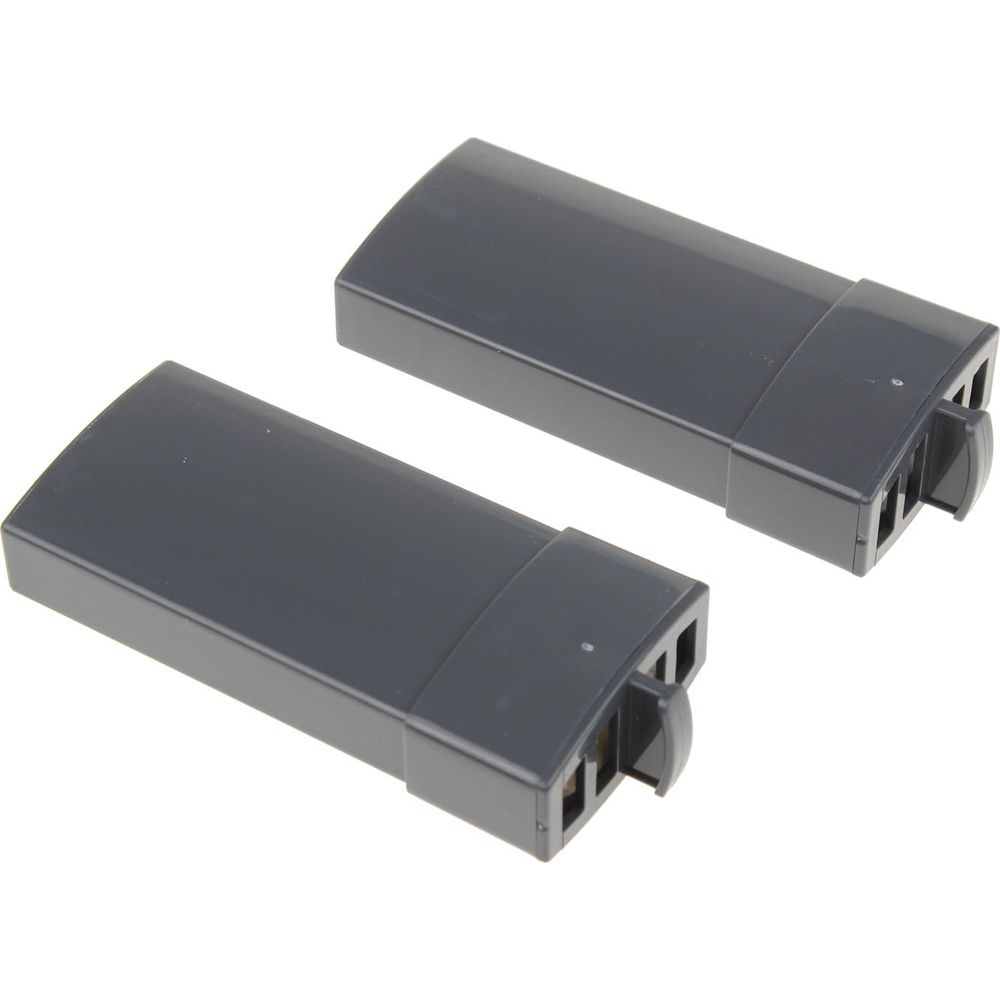 Dwie ciemnoszare prostokątne baterie obok siebie na białym tle.