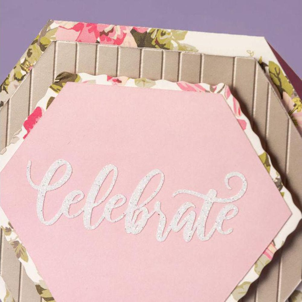 Rosa Sechseck mit Glitzer-Schriftzug „Celebrate“.