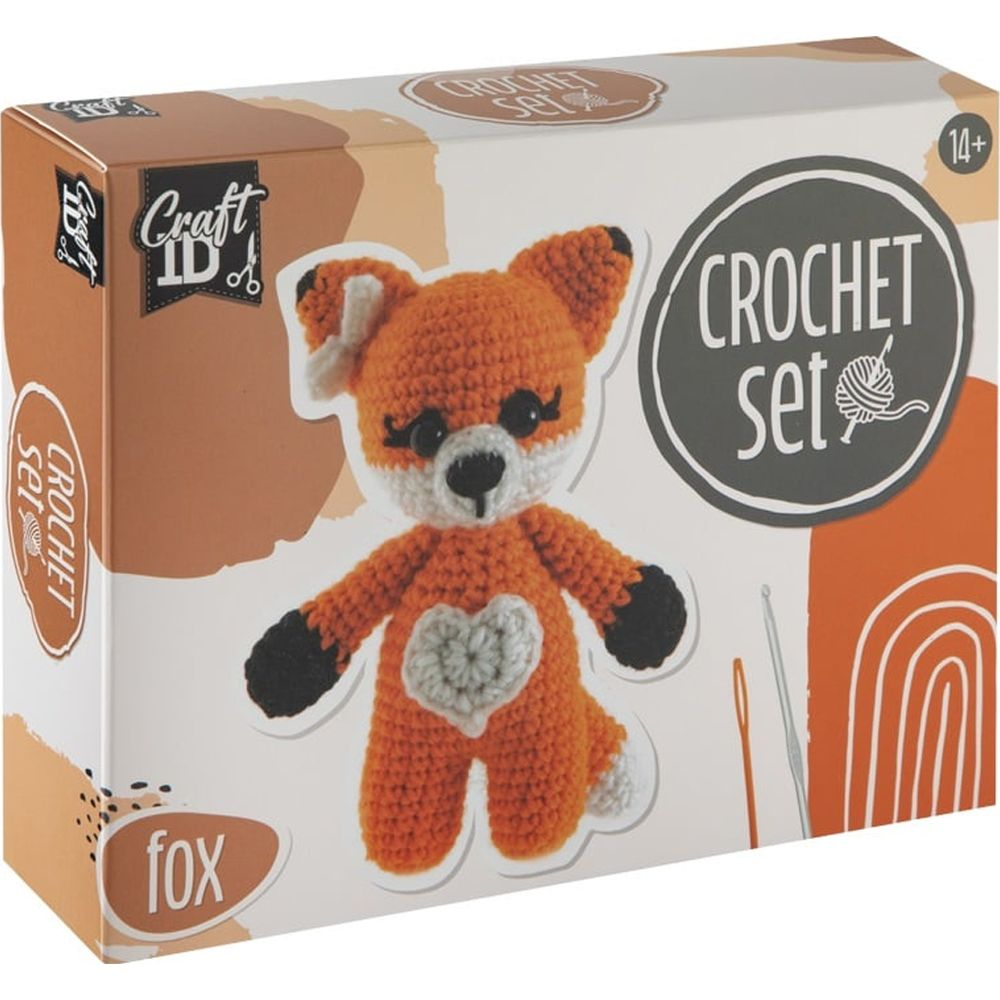 Caja de set de ganchillo con un zorro de ganchillo con un corazón en el pecho.