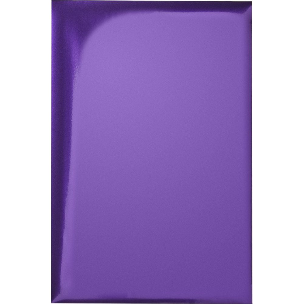 Eine glänzende, flache, violette Oberfläche mit leichten Reflexionen am linken Rand.