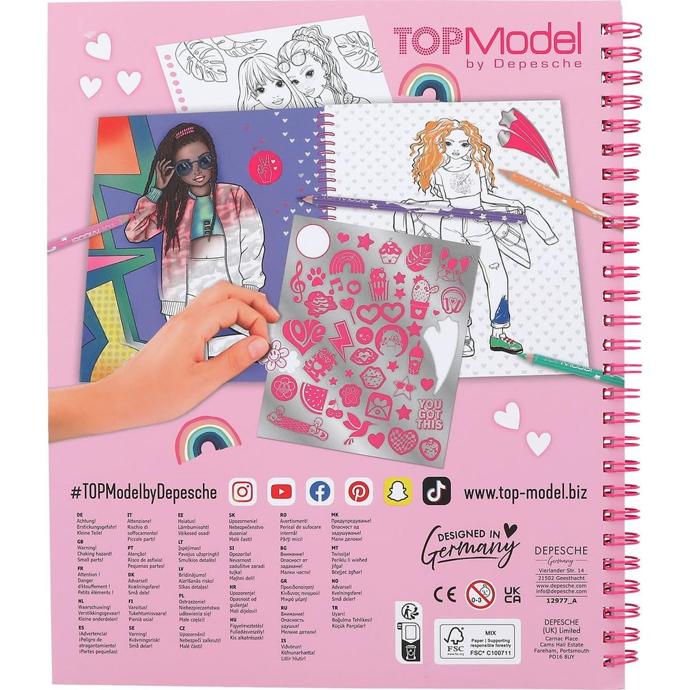 Bastelbuch mit Stickern und Malvorlagen für Mädchen, bunte Motive.