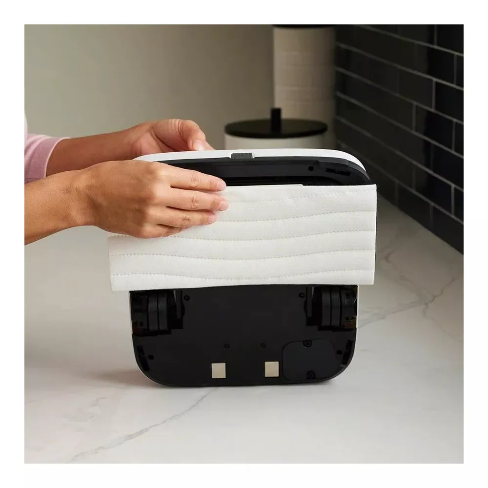 Una mano acopla un paño de limpieza blanco a un dispositivo de limpieza negro.