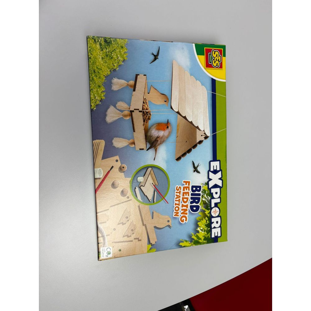 Zestaw do budowy karmnika dla ptaków z rudzikiem siedzącym na karmniku.