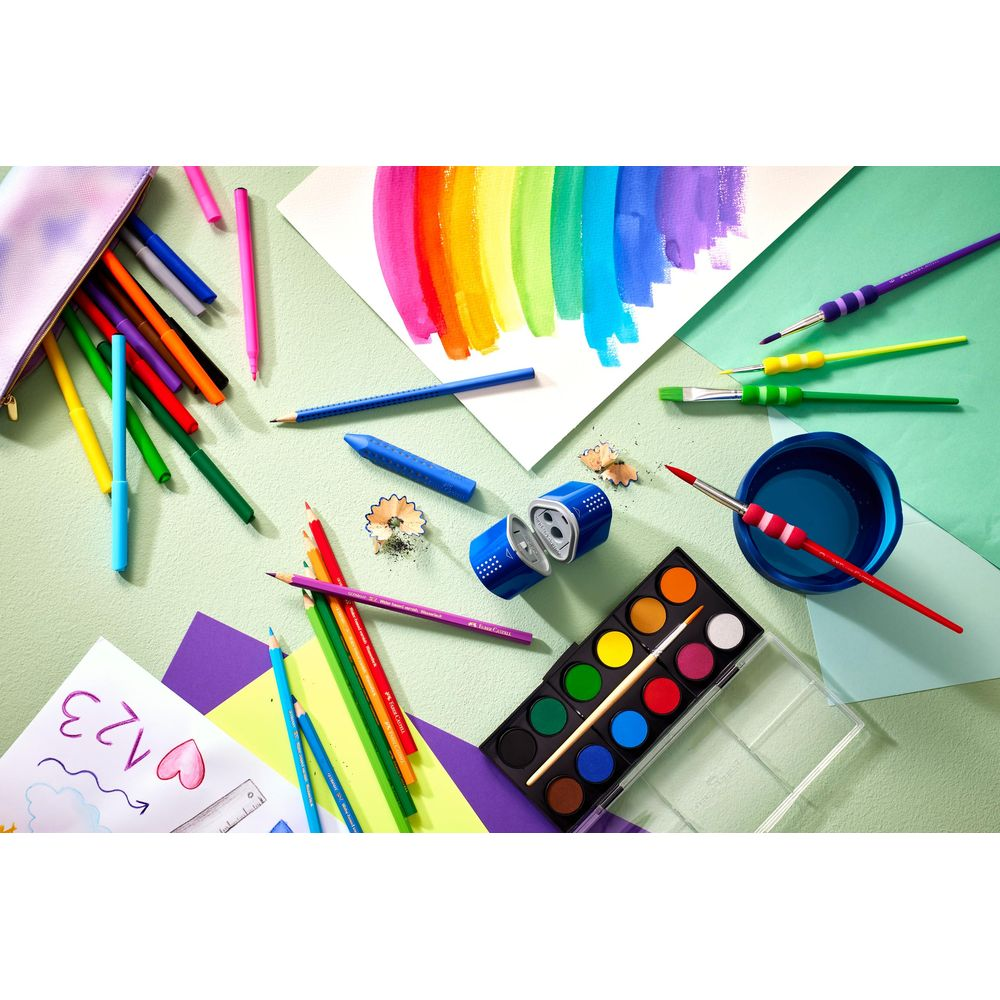 Buntstifte, Filzstifte, Pinsel und eine Wasserfarbenpalette liegen auf dem Tisch.