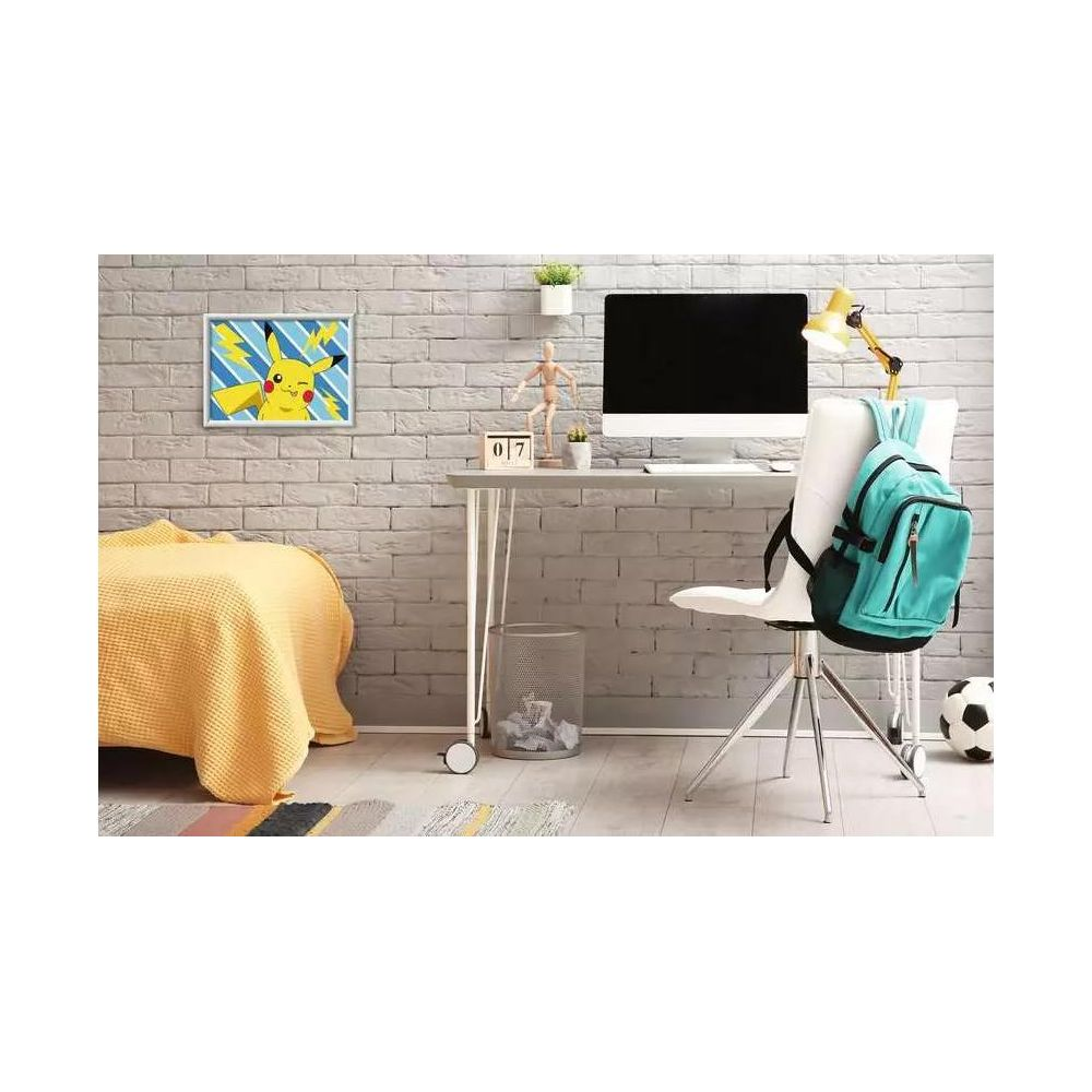 Un dormitorio con cama, escritorio, computadora, silla y arte de Pikachu.