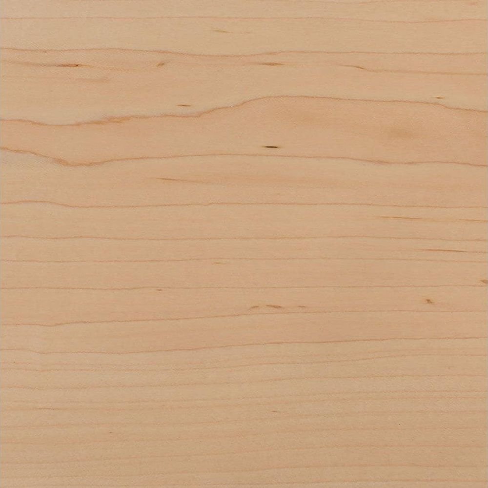 Helles Holz mit feinen, dunklen Maserungslinien.