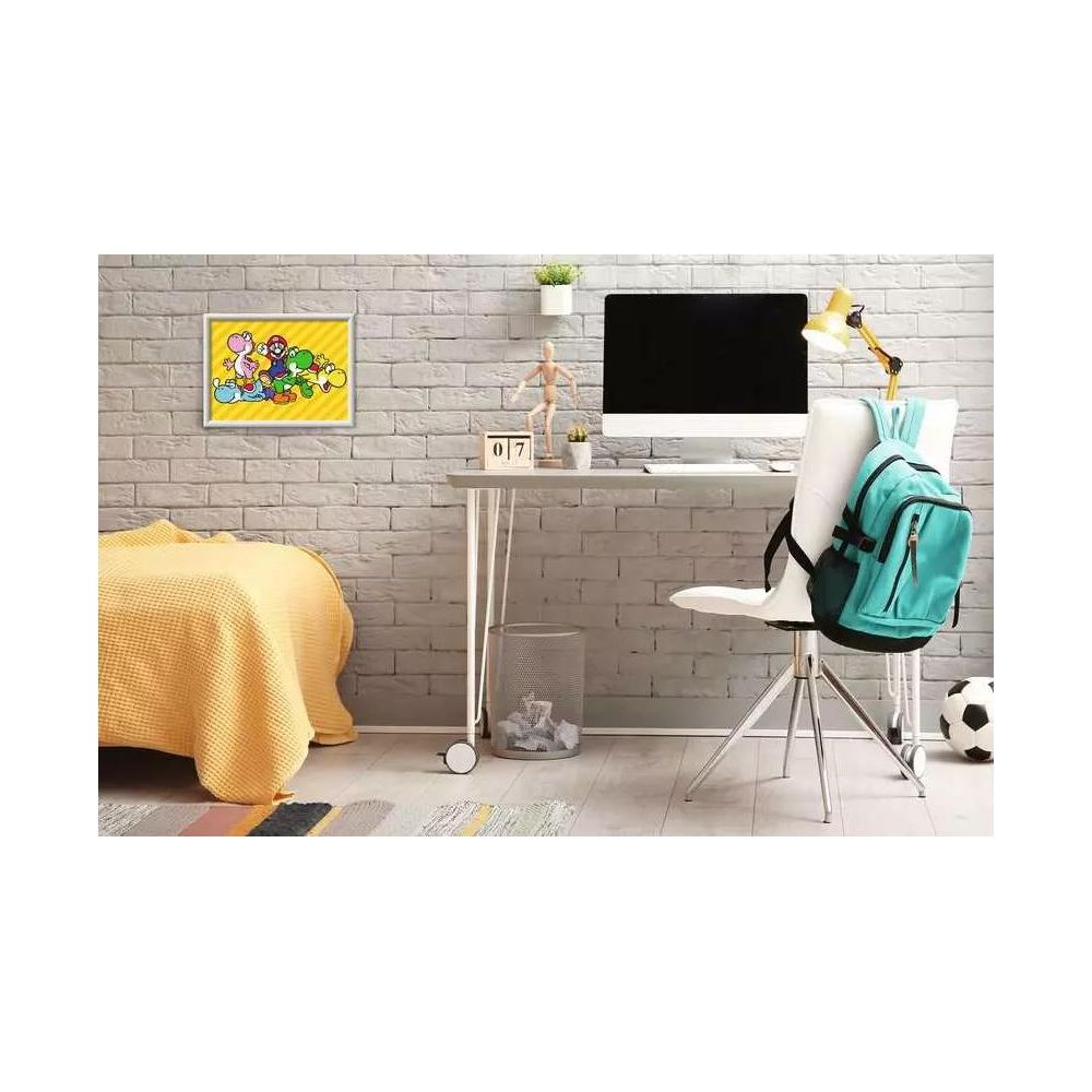 Carini personaggi di Mario su sfondo giallo sono appesi sopra una scrivania con computer.