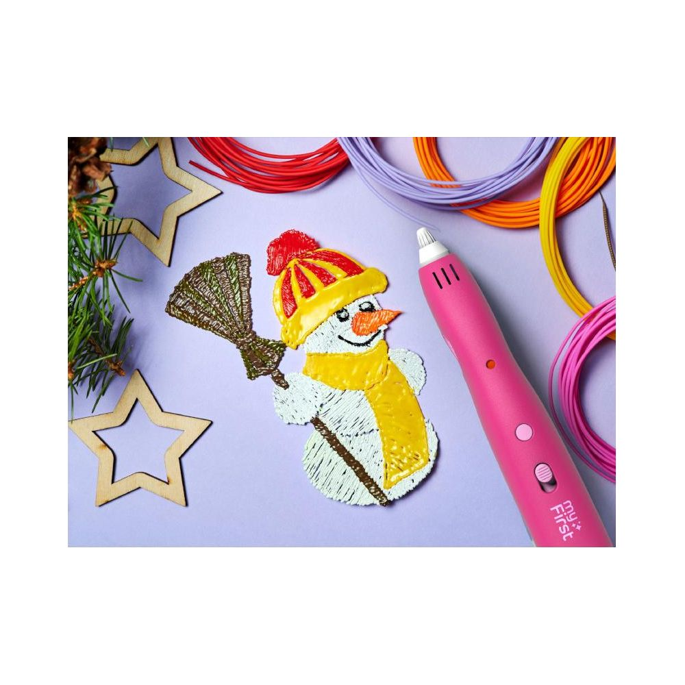 Ein pinker 3D-Stift liegt neben einem Schneemann-Bild und bunten Filamenten.