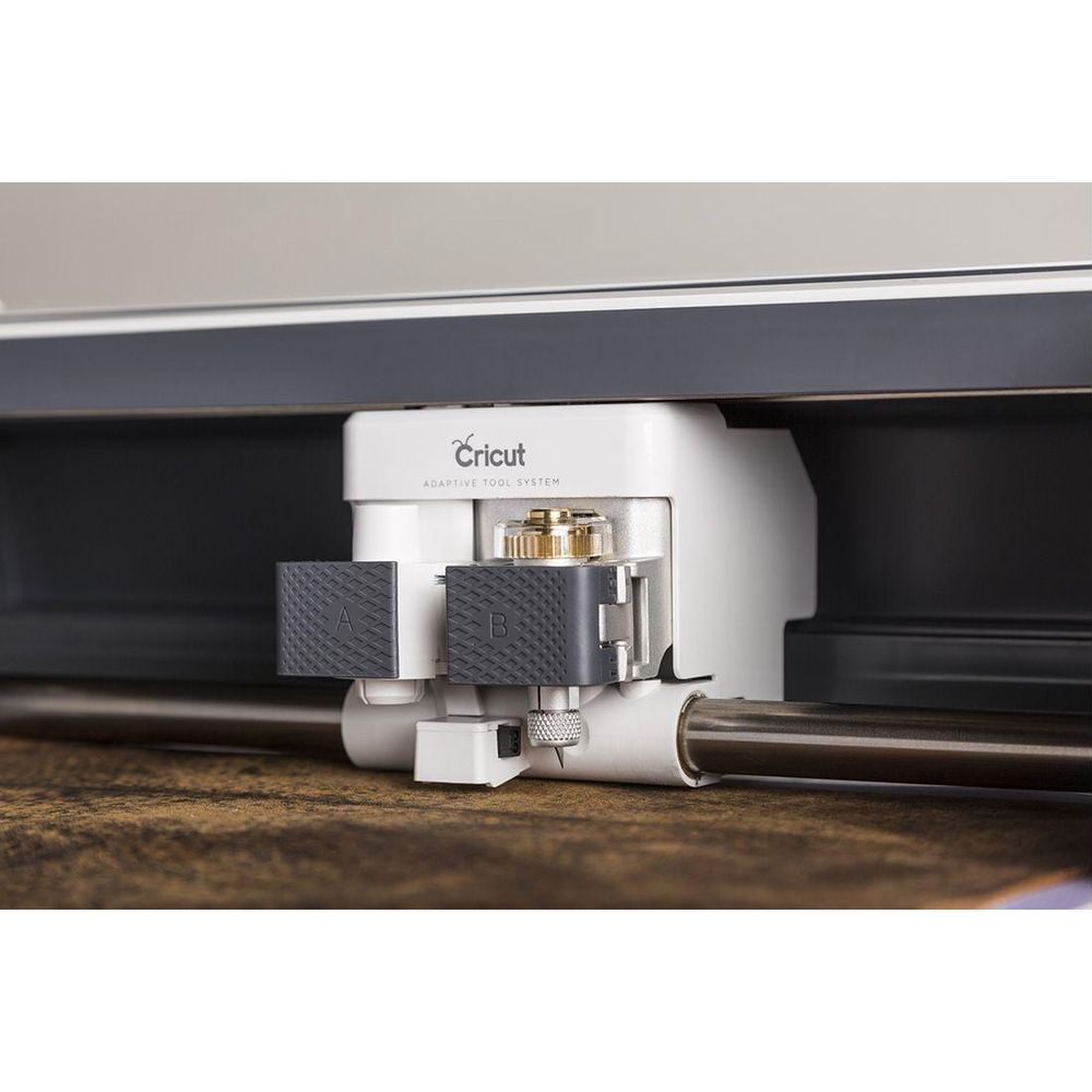Nahaufnahme des Cricut-Werkzeugadapters mit den Werkzeugen A und B.