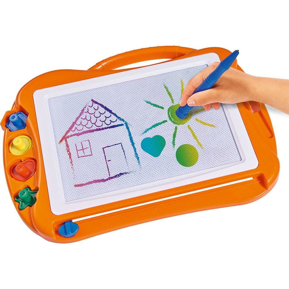Ein Kind malt mit einem blauen Stift auf einer orangen Magnettafel ein Haus und eine Sonne.