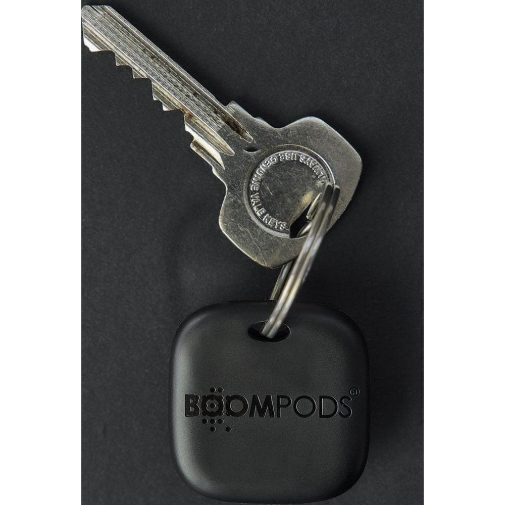 Una chiave argentata e un tag nero BOOMPODS pendono da un anello.