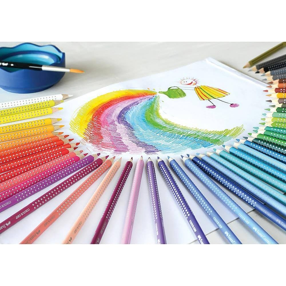 Buntstifte umgeben eine Zeichnung eines Kindes, das einen Regenbogen gießt.