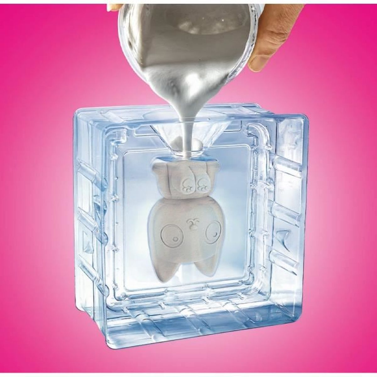 Líquido vertiéndose en un molde transparente para crear una figura.