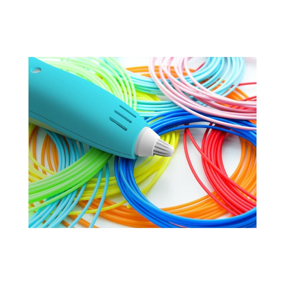 Una penna 3D blu poggia su bobine di filamento colorate.