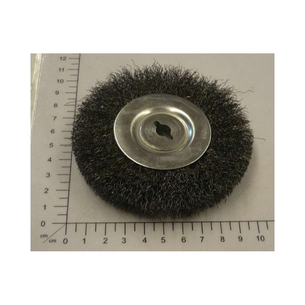 Un cepillo de alambre con disco metálico y ranura central.