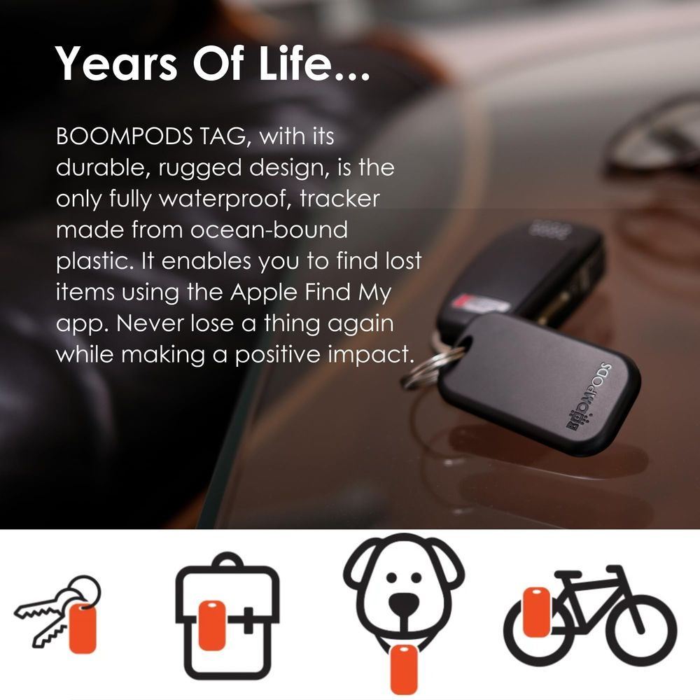 Un BOOMPODS TAG nero con portachiavi, accanto a una chiave dell'auto. Icone in basso: chiavi, borsa, cane, bici.