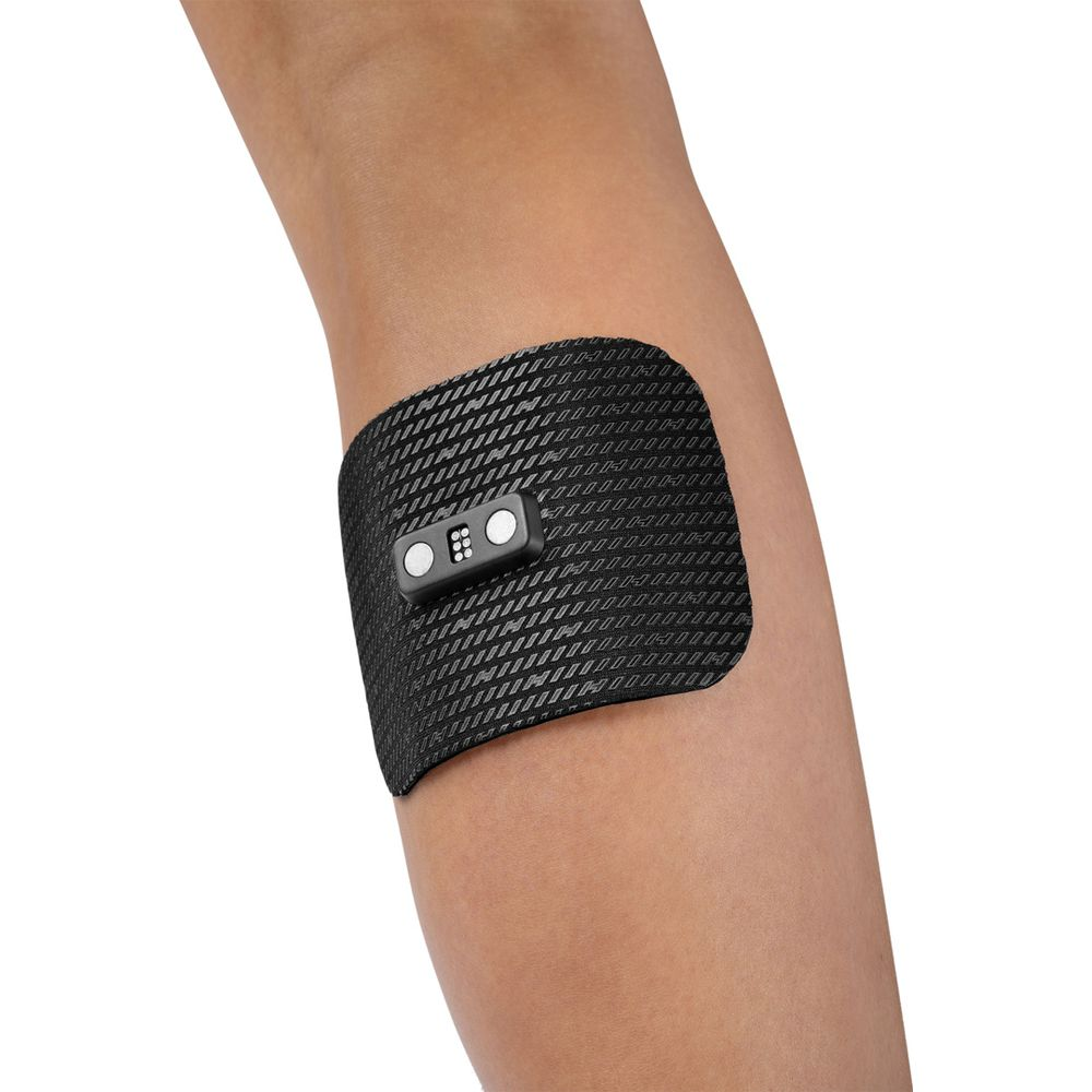 Ein schwarzes TENS-Gerät mit Knöpfen ist auf einem Arm befestigt.