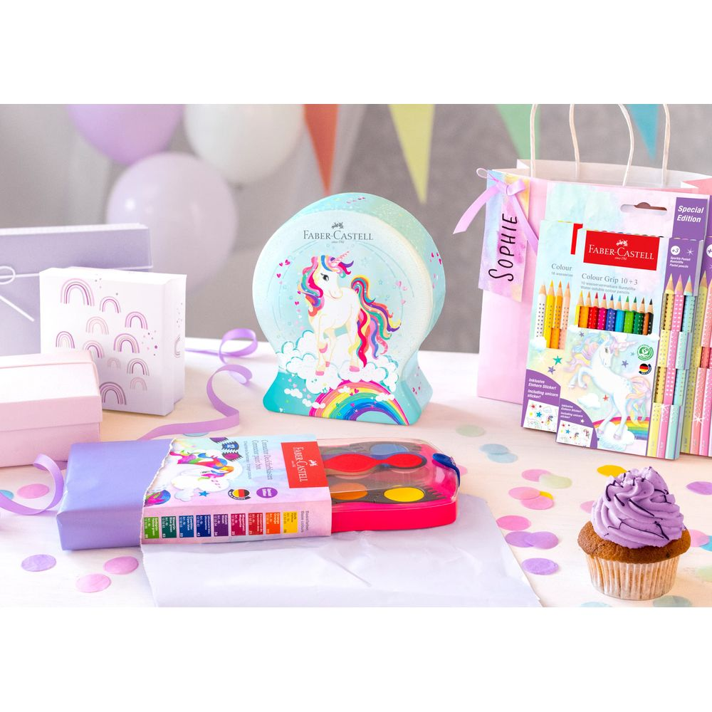 Ein Einhorn-Geschenkset mit Buntstiften, Farben und einer Cupcake-Dekoration.