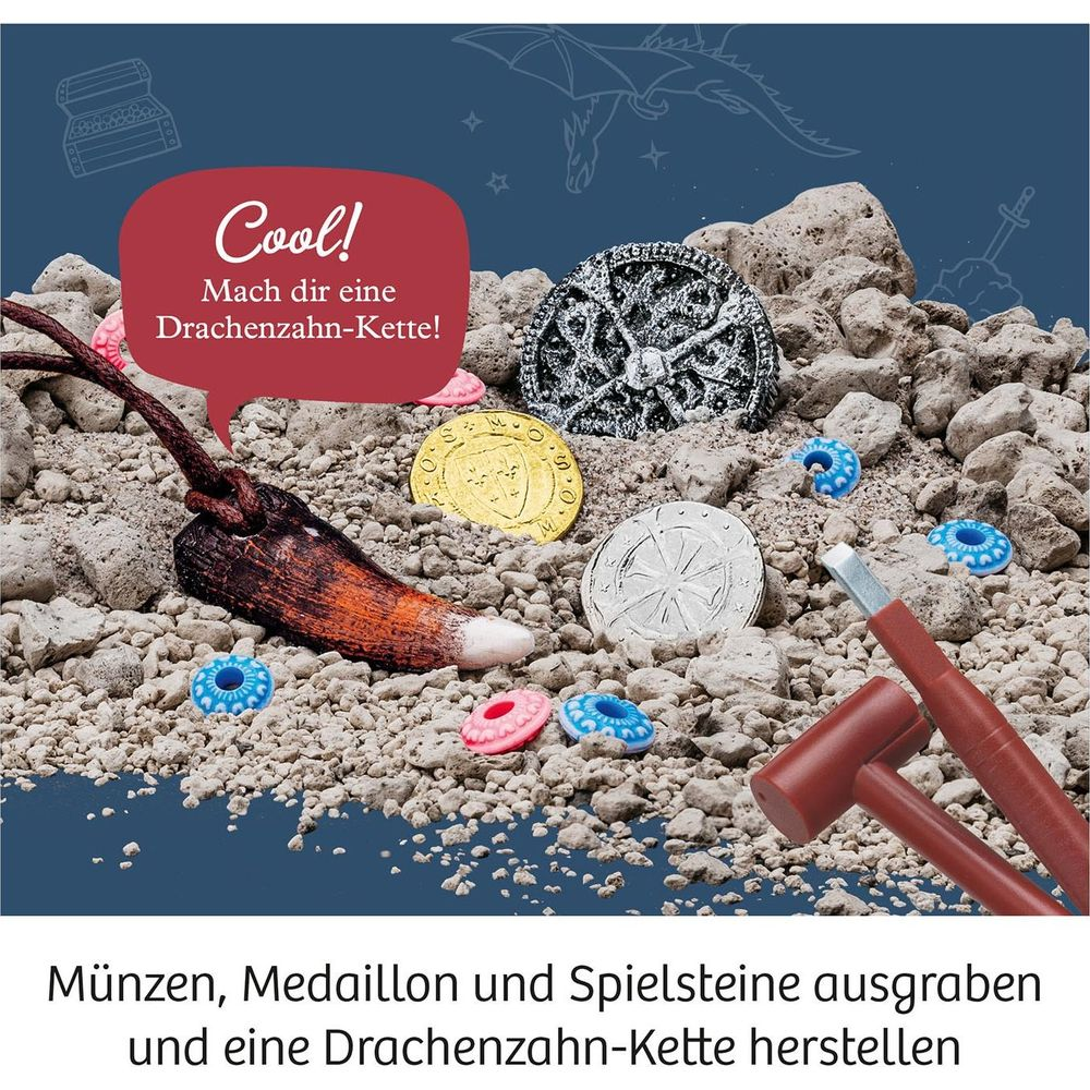 Fiktive Schatzsuche mit Münzen, Medaillon, Spielsteinen und Werkzeug.