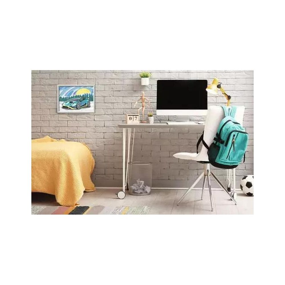 Una macchina sportiva turchese in un quadro è appesa sopra un letto.