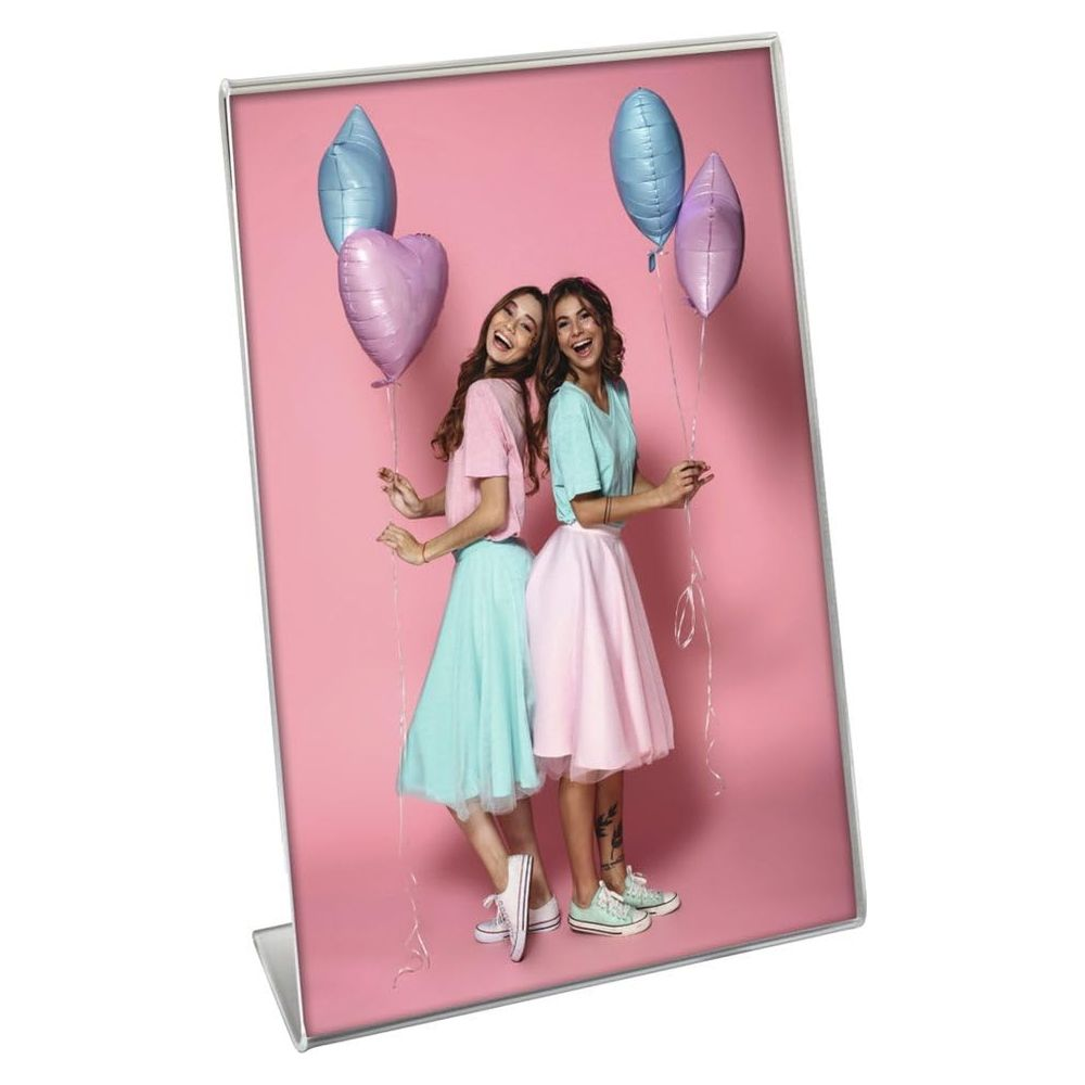 Zwei junge Frauen mit Ballons vor einem rosafarbenen Hintergrund.