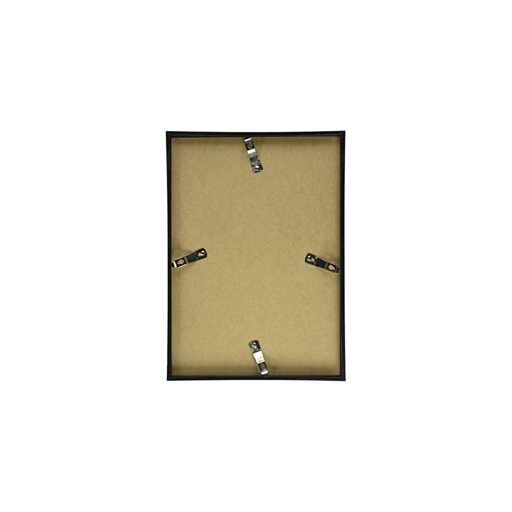 Tył czarnej ramki na zdjęcia z brązową płytą i metalowymi klipsami.