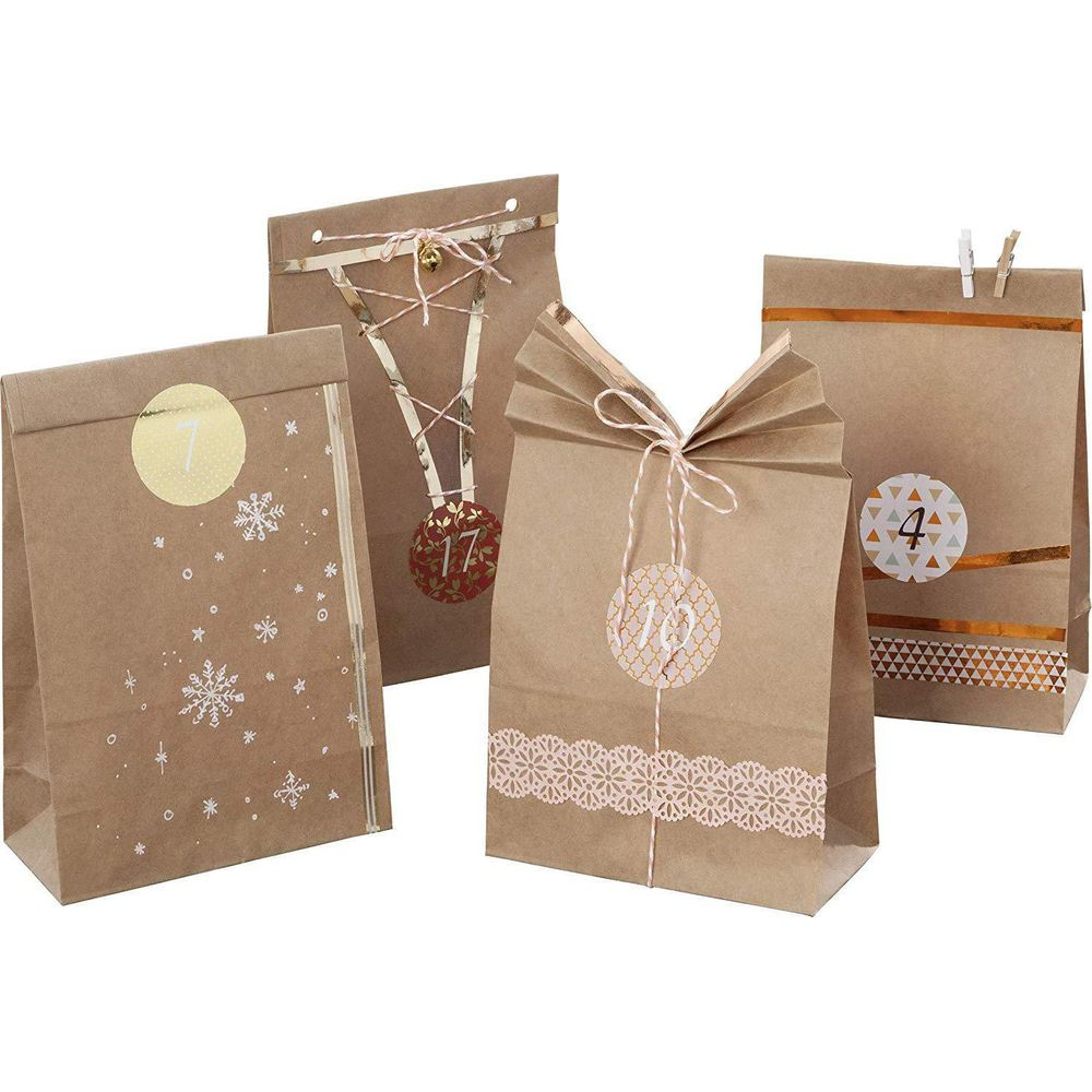 Vier Adventskalender-Tüten aus Kraftpapier mit Zahlenstickern und Dekorationen.