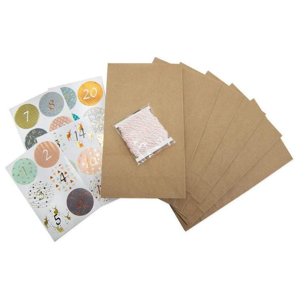 Braune Papiertüten, Aufkleber mit Zahlen und eine Rolle rosa Schnur auf weißem Hintergrund.