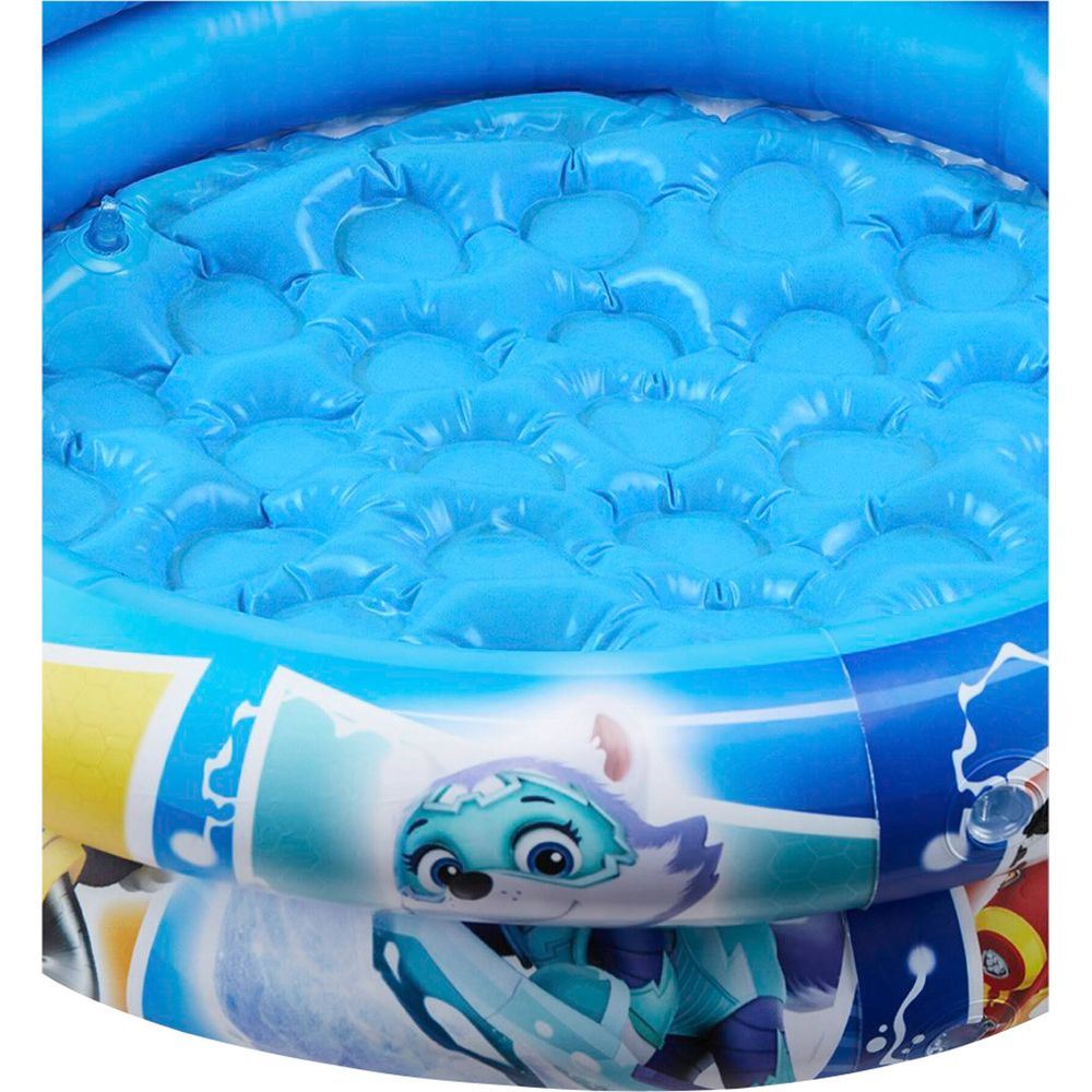 Piscina gonfiabile blu con personaggi dei cartoni animati e fondo testurizzato.
