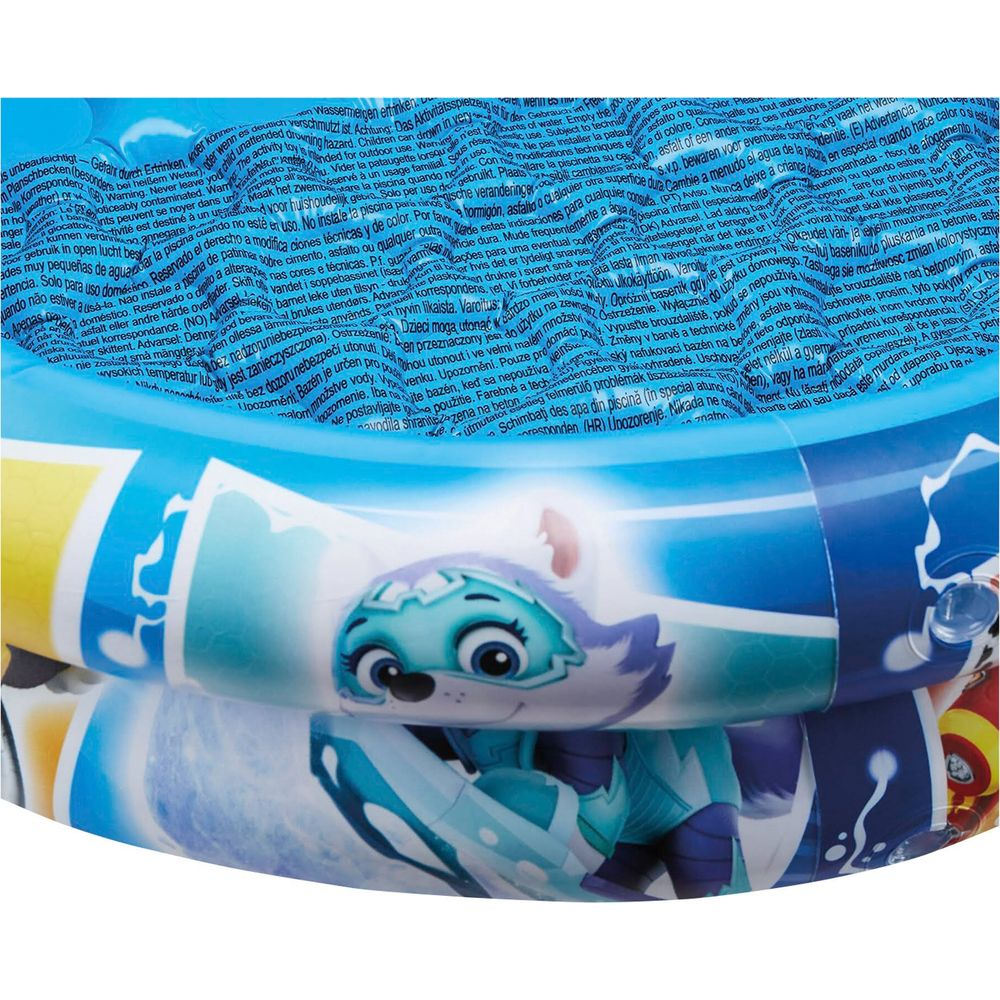 Un animale blu e bianco dei cartoni animati su una piscina gonfiabile con testo.